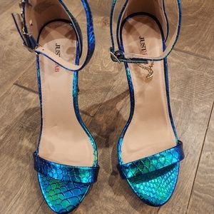 Minimalist heels with iridescent colors